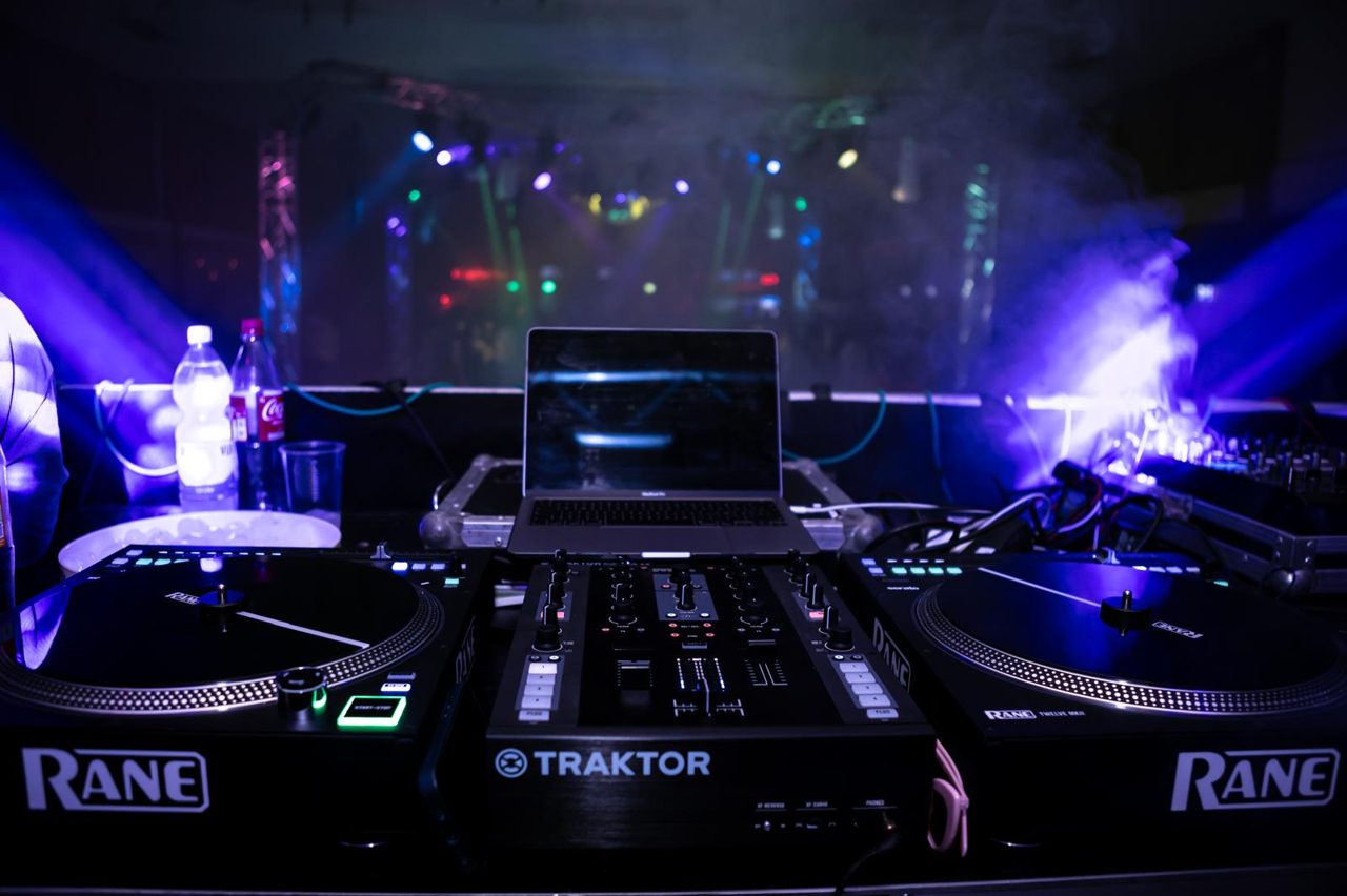Professionelles DJ-Setup mit Rane- und Traktor-Technik
